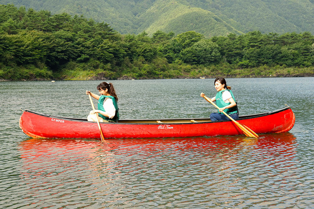 手ぶらで一泊二日富士山キャンプ体験！「キャンプあかいけ」アウトドア体験編(1) 精進湖でカナディアンカヌー