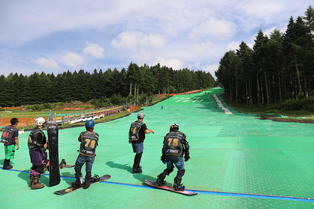 夏でも涼しい富士山ゲレンデでサマースキー体験！