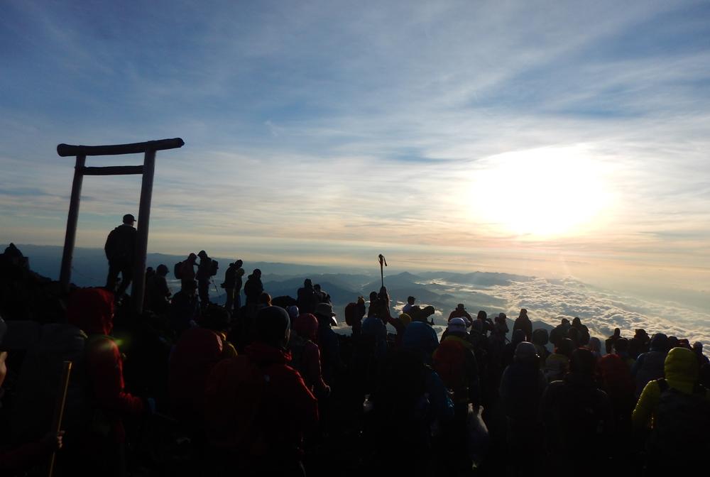 富士山の登山に最適な服装は? 富士登山するなら知っておきたい装備