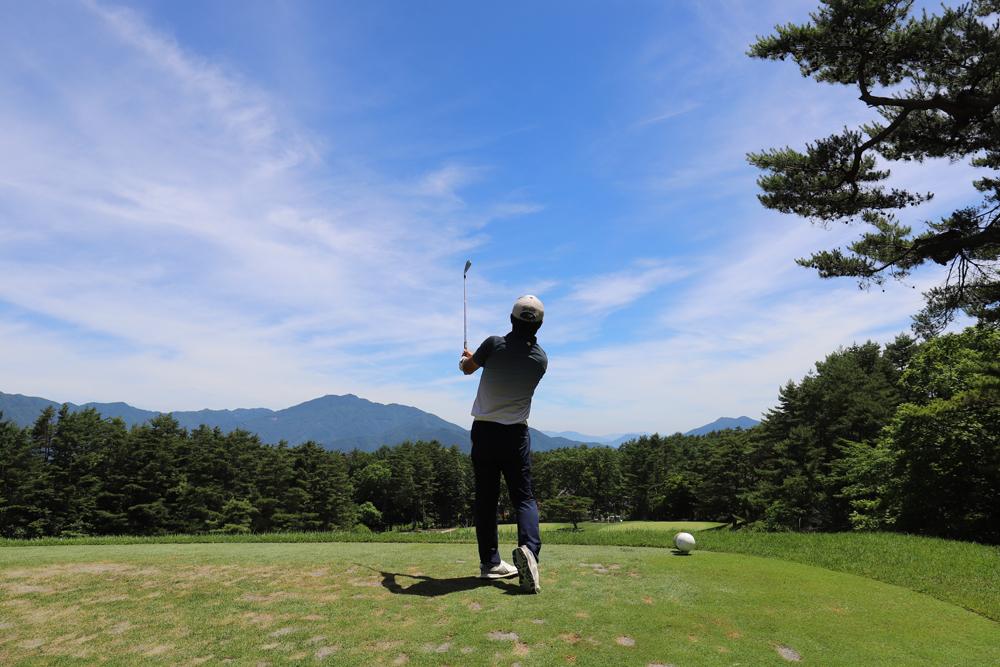 【初心者向け】ゴルフの服装マナー完全ガイド!季節ごとの選び方は?