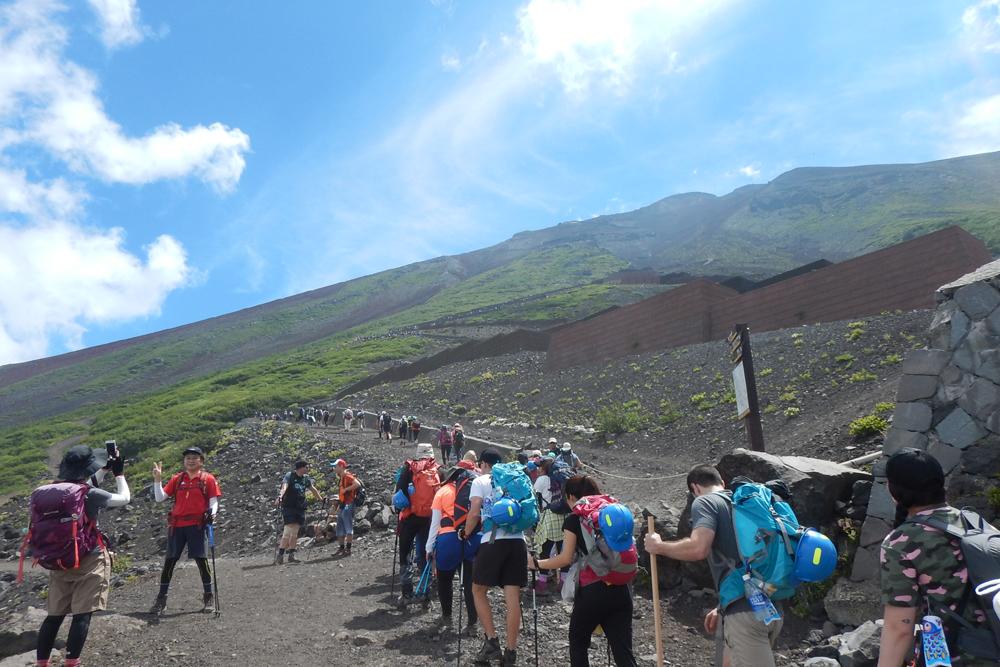 初心者が富士山に登るには?富士登山に必要な知識や準備を解説